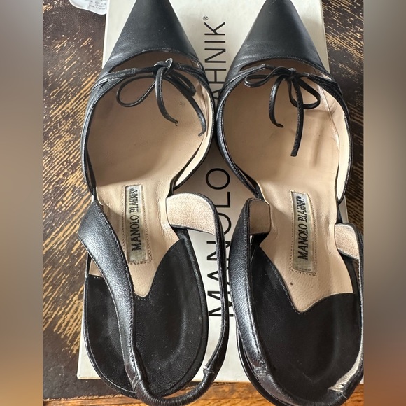 SOLD - Manolo Blahnik D’Orsay black slingback heels with bows - Picture 10 of 11